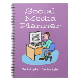 Man som arbetar med sociala medier på en dator. anteckningsbok