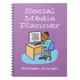 Man som arbetar med sociala medier vid en dator. anteckningsbok