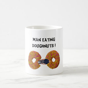 Man som äter munkar Kaffemugg