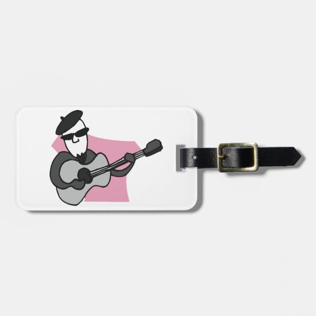 Man som bär beret och spelar akustisk gitarr bagagebricka (Horisontell Framsida)