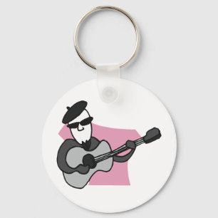 Man som bär beret spelar akustisk gitarr nyckelring