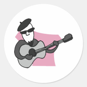 Man som bär beret spelar akustisk gitarr runt klistermärke
