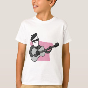 Man som bär beret spelar akustisk gitarr t shirt
