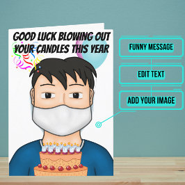 Män som blåser ut ljus med Mask Funny Birthday Kort