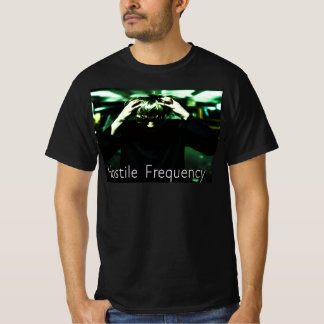 Man som drar i håret med fientlig frekvens nedanfö t shirt