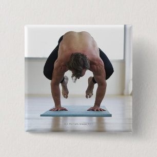 Man som gör genomkörare på matt yoga knapp