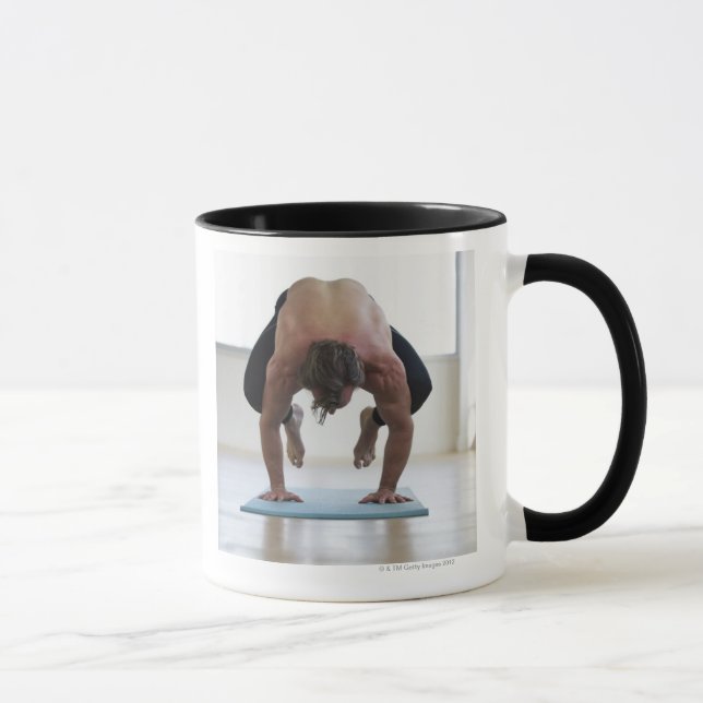 Man som gör genomkörare på matt yoga mugg (Höger)