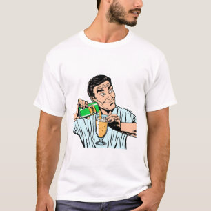 man som håller i ölburkar t shirt
