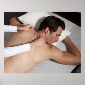 Man som har en bakåtmassage från kvinna poster