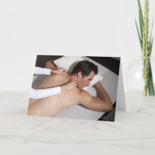 Man som har en tillbaka massage från kvinna kort