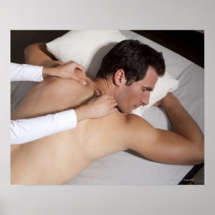 Man som har en tillbaka massage från kvinna poster