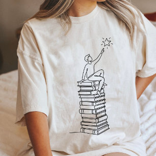 Man som når stjärna från bokstapel Linjekonst T Shirt