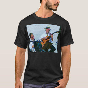 Män som spelar dragspel och gitarr t shirt