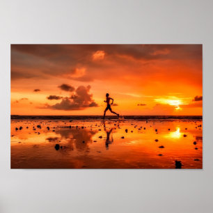 Man som springer på stranden vid solnedgång poster