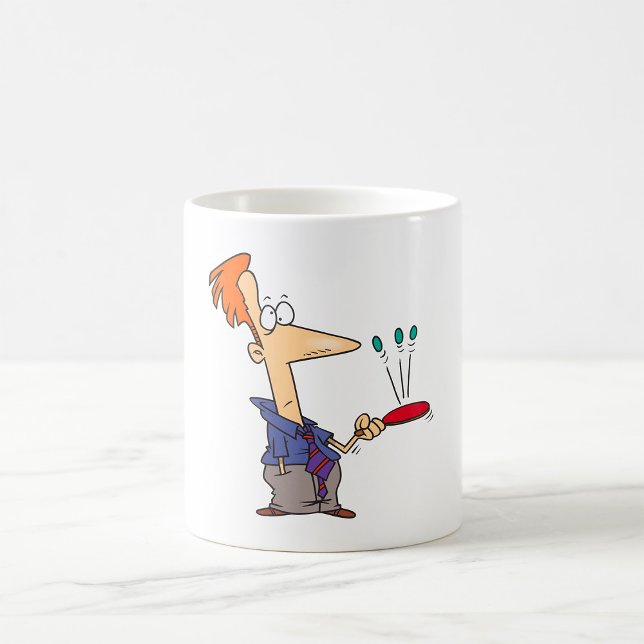 Man som studsar bollar på en slagtröja kaffemugg (Skapare uppladdad)