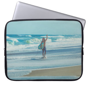 Man som transporterar surfboard på strand laptop fodral