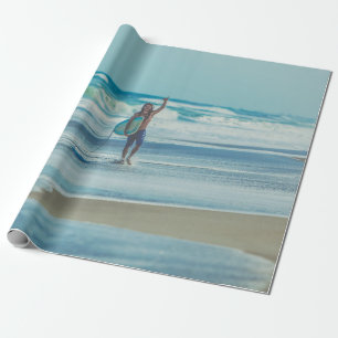 Man som transporterar surfboard på strand presentpapper