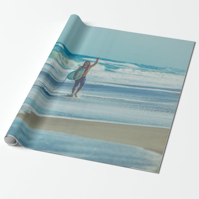 Man som transporterar surfboard på strand presentpapper (Utrullad)