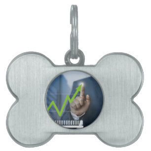 Man som visar lagrar prisa pekskärmskoncept ID-bricka husdjur