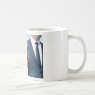 Man som visar lagrar prisa pekskärmskoncept kaffemugg
