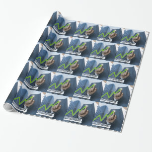Man som visar lagrar prisa pekskärmskoncept presentpapper