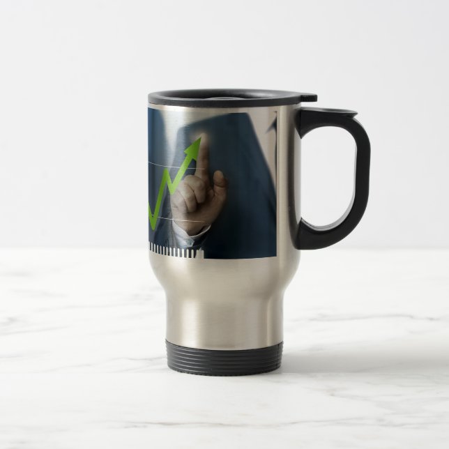 Man som visar lagrar prisa pekskärmskoncept resemugg (Höger)