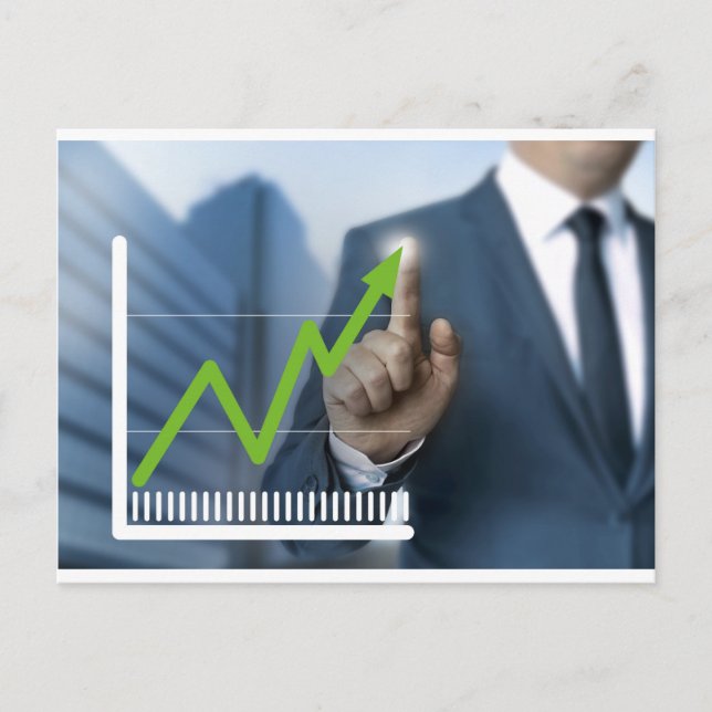 Man som visar lagrar prisa pekskärmskoncept vykort (Framsida)