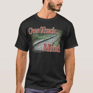 Man spårar varar besvärad tee shirt