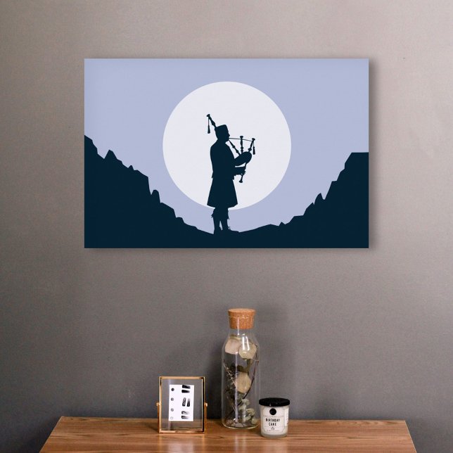 Man spelar säckpipor i månljus poster (Man playing bagpipes in the moonlight poster)