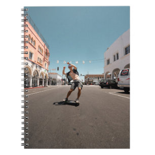 Man spelar skateboard anteckningsbok