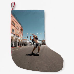 Man spelar skateboard liten julstrumpa