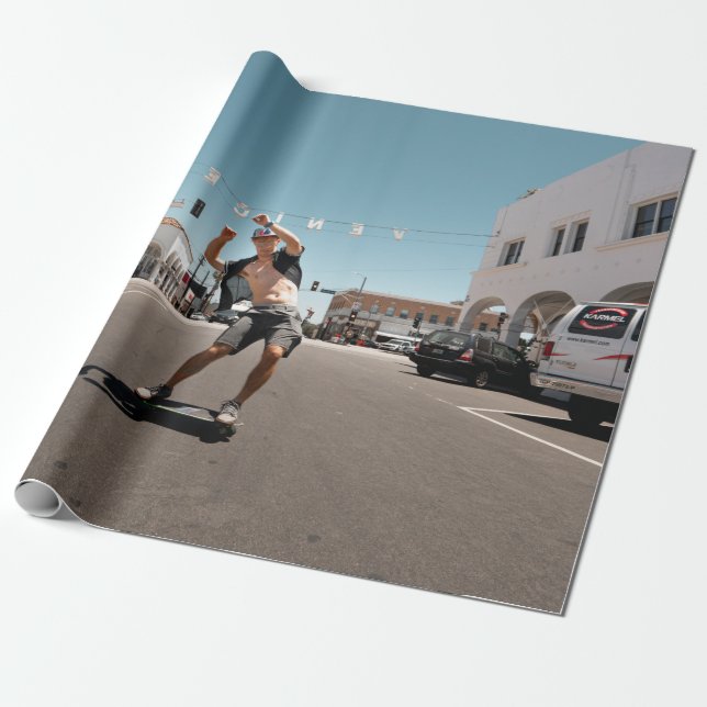 Man spelar skateboard presentpapper (Utrullad)
