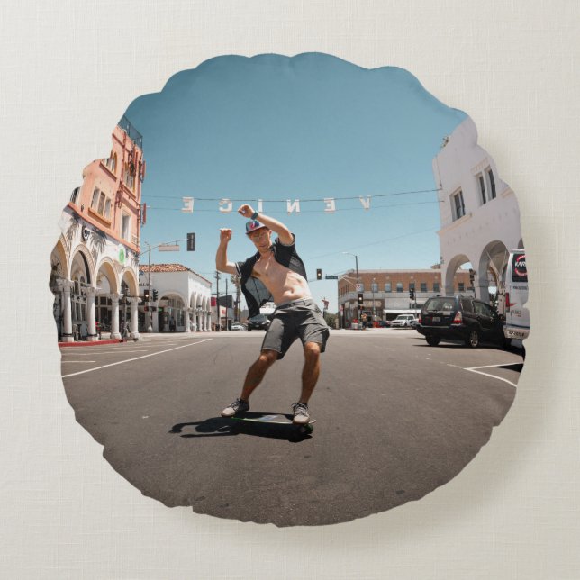 Man spelar skateboard rund kudde (Framsidan)