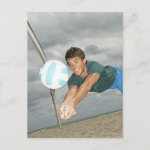 Man spelar volleyball på stranden vykort