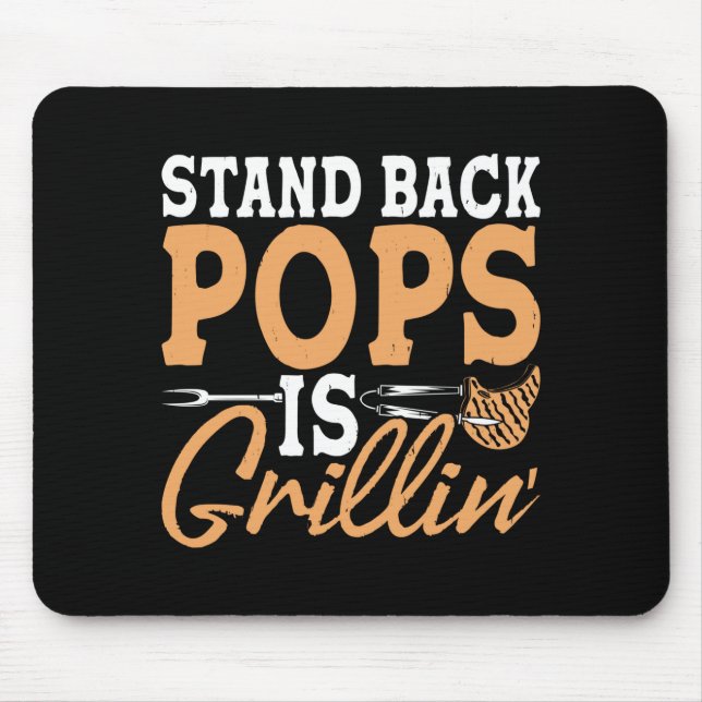 Män står tillbaka pappa grillar bbq grillning musmatta (Framsidan)
