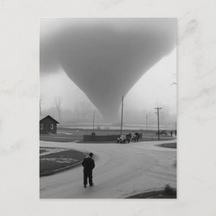 Man Staring på Tornadot Vykort