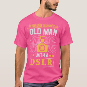 Män Underskatta Aldrig En Gammal Man Med En Dslr K T Shirt