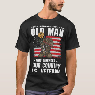 Män underskattar en gammal man som försvarade land t shirt