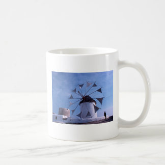 Man vid en Mykonos kvarnmugg Kaffemugg