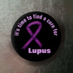 Månad för Lupus-medvetenhet/Anpassningsbar för men Knapp<br><div class="desc">Min underbara vän har Lupus. Det är dags att hitta ett botemedel mot denna fruktansvärda sjukdom. Låt oss till att öka medvetenheten om Lupus i hopp om att öka stödet och forskningen och hitta ett botemedel och hjälp till dem som har denna kroniska autoimmuna sjukdom. "Det är dags att hitta...</div>