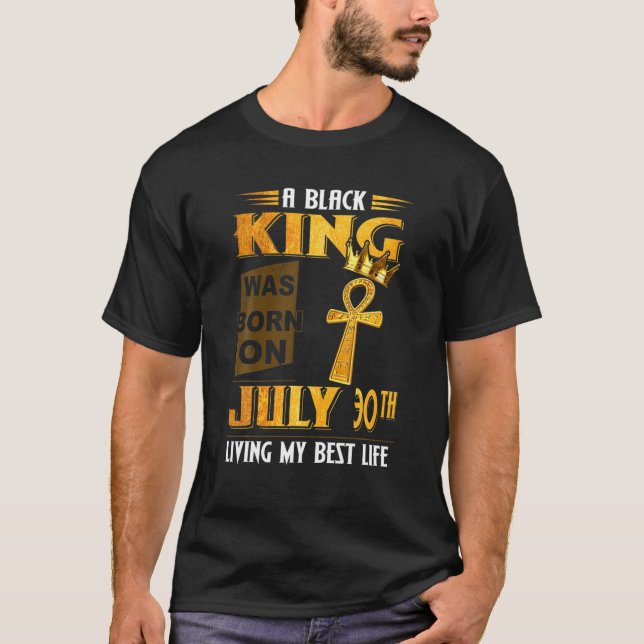 Manar A Black Kung föddes den 30 juli T Shirt (Framsida)