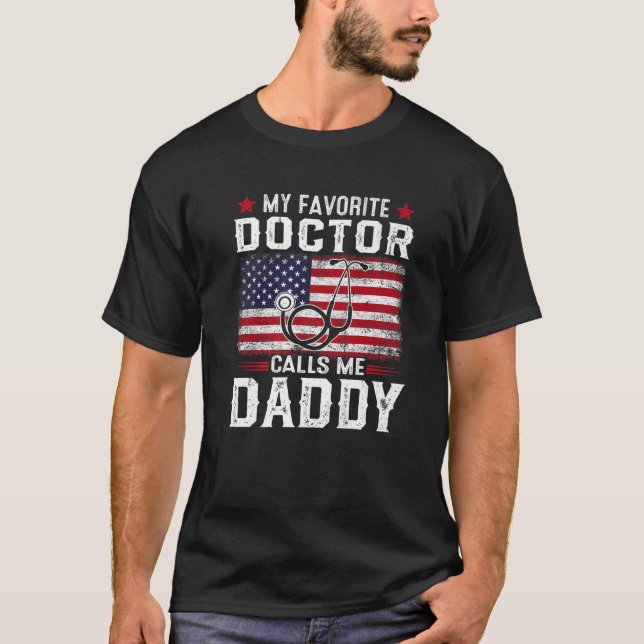 Manar American Flagga My Favorite Doktor kallar mi T Shirt (Framsida)
