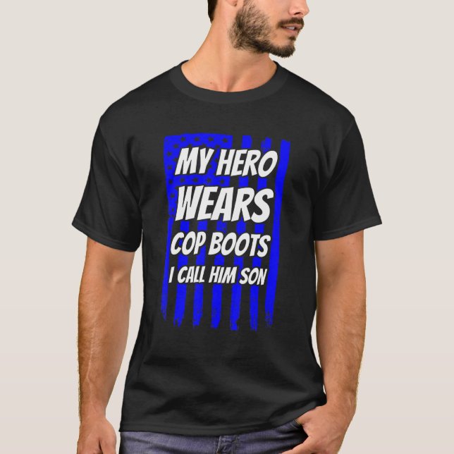 Manar American Flagga My Hero Wears Cop Boots Son  T Shirt (Framsida)