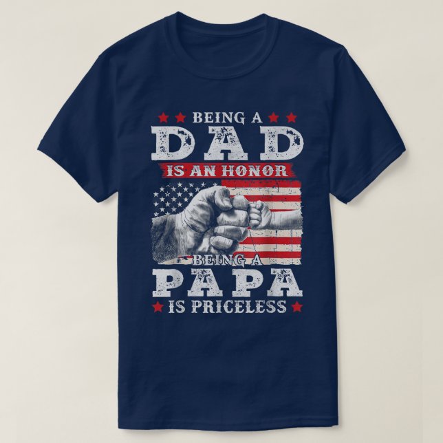 Manar Amerikanska Flagga som är Pappa är en heder  T Shirt (Design framsida)