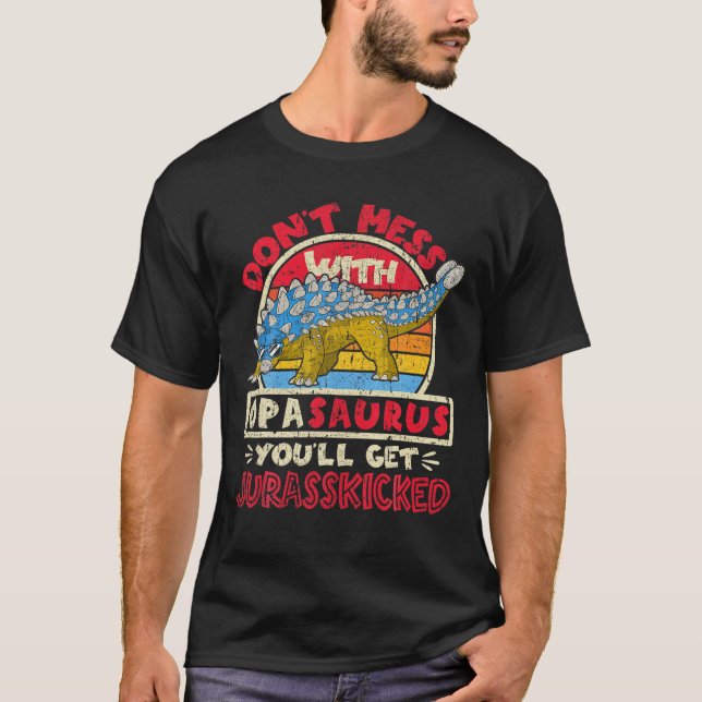 Manar är inte  med Opa Saurus jag Jurasskick i A T Shirt (Framsida)