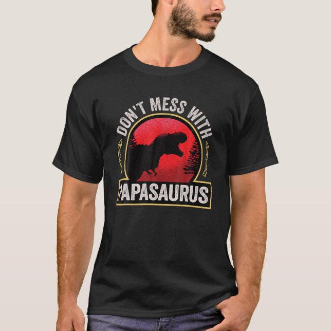 Manar är inte  med Papasaurus Dinosaur Pappa Fathe T Shirt (Framsida)