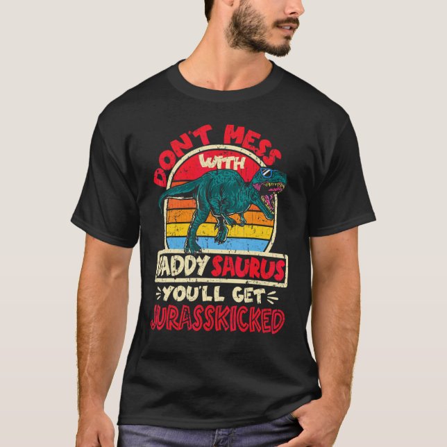 Manar är inte  med Saurus pappa Jurasskick ed Tyr T Shirt (Framsida)