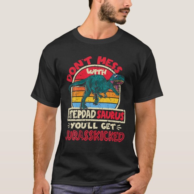 Manar är inte  med Stepdad Saurus Jurasskick t in Shirt (Framsida)