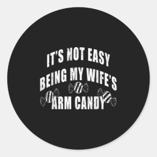Manar är inte så lätt att vara min fru Arm Candy F Runt Klistermärke