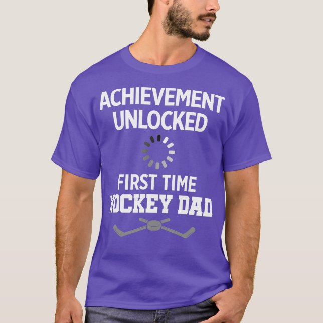 Manar är ny första gången Pappa som spelar hockey  T Shirt (Framsida)